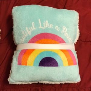 Pillow and throw set